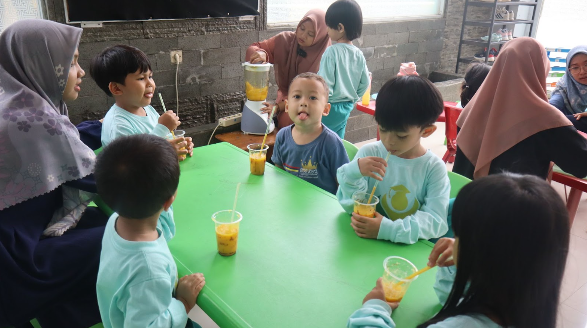 Keseruan Cooking Class PG/TK Sekolah Anak Shaleh, Membuat Jus Mangga yang Sehat dan Lezat!